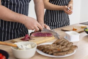 équipe cuisinant charcuterie